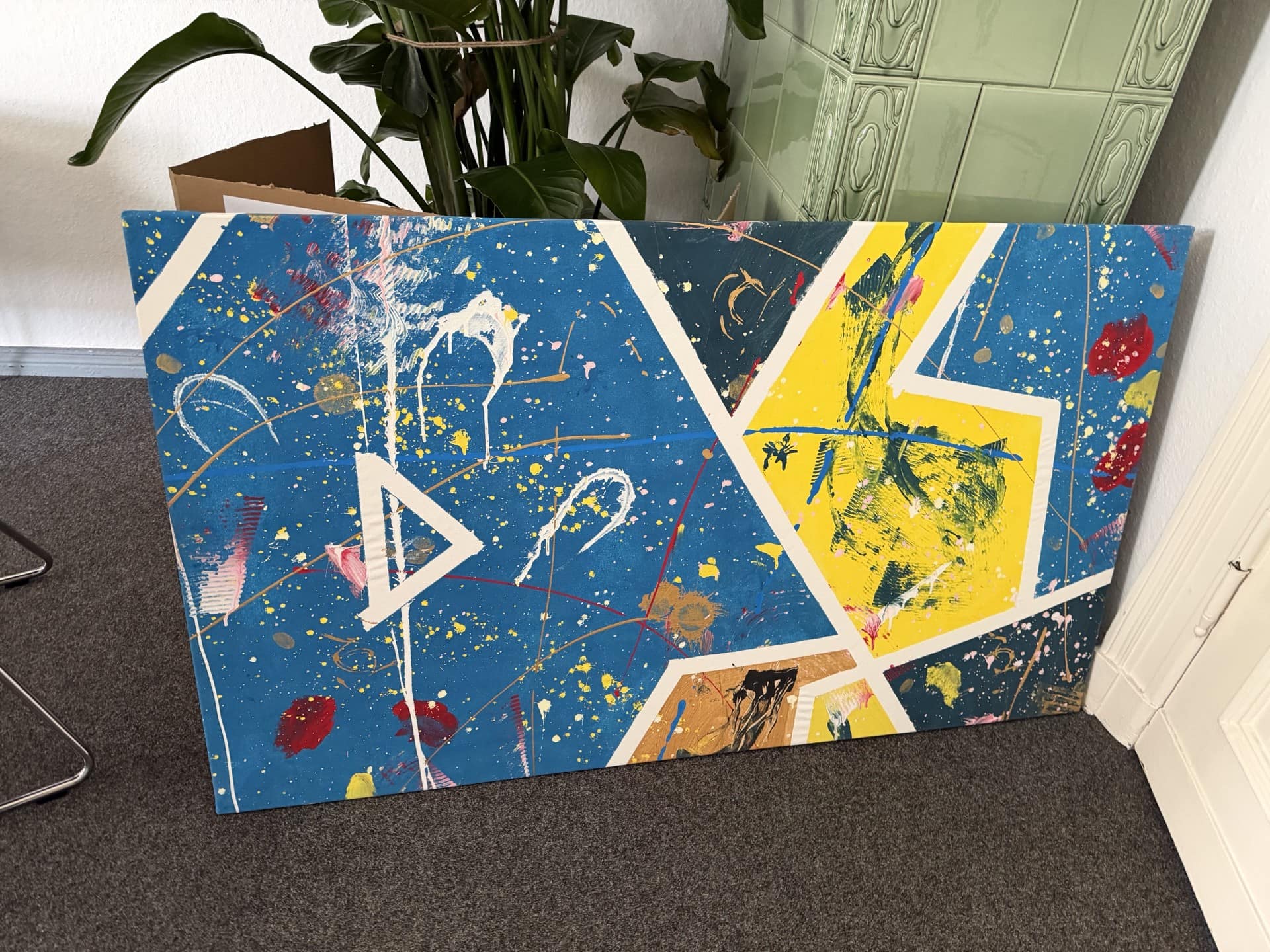 Farbenfrohes Kunstwerk beim Action Painting