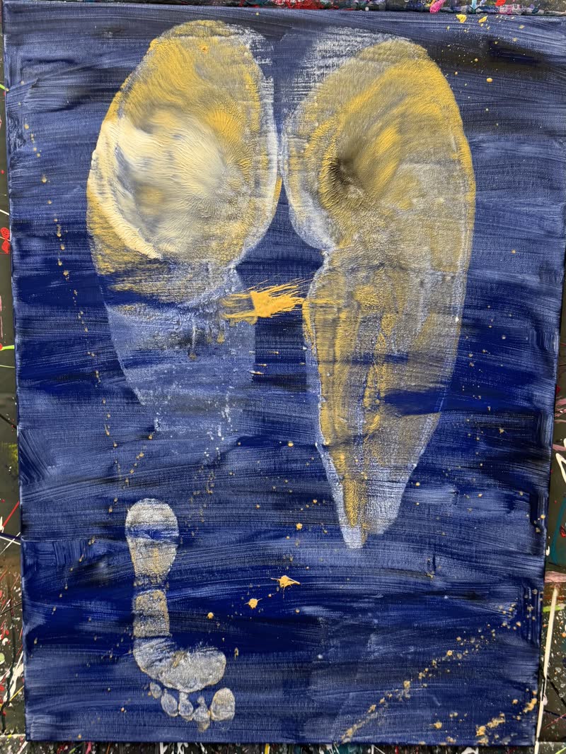 Beispiel-Kunstwerk mit Po- und Fußabdruck in Gold auf blauer Leinwand