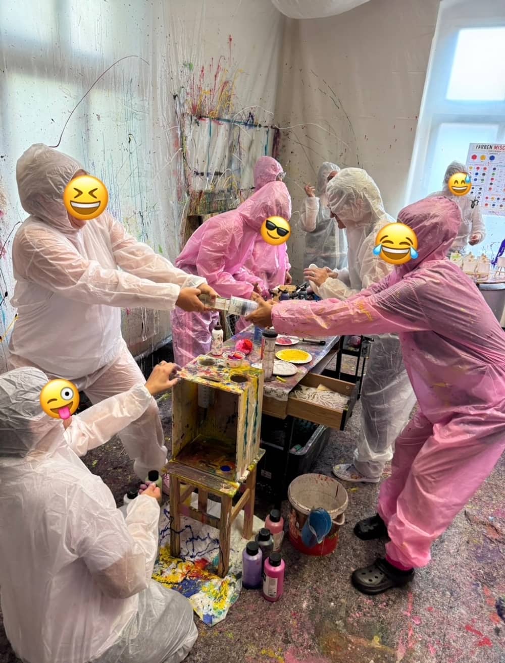 Fröhliche Gruppe beim Action Painting