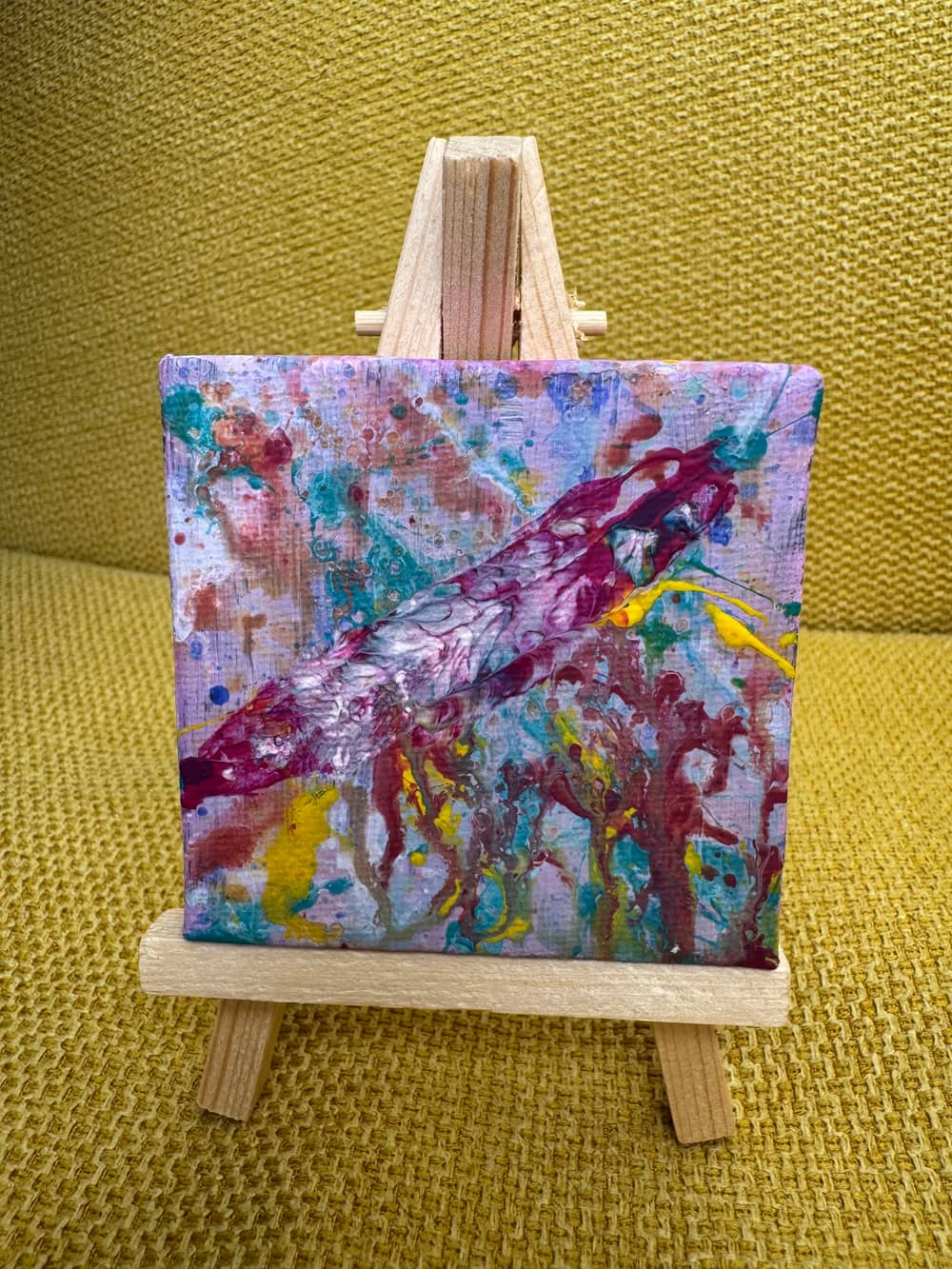 Mini-Leinwand vom Action Painting auf einer kleinen Staffelei zuhause